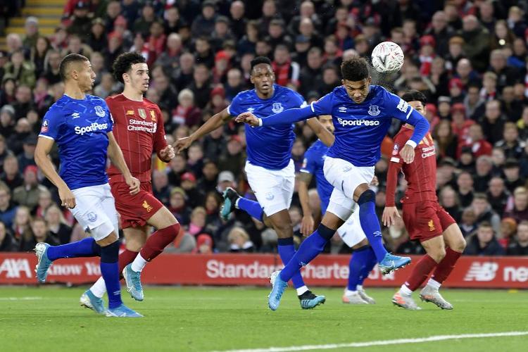 尴尬，一英格兰球迷在阿尔巴尼亚主场被旋转闸门卡住