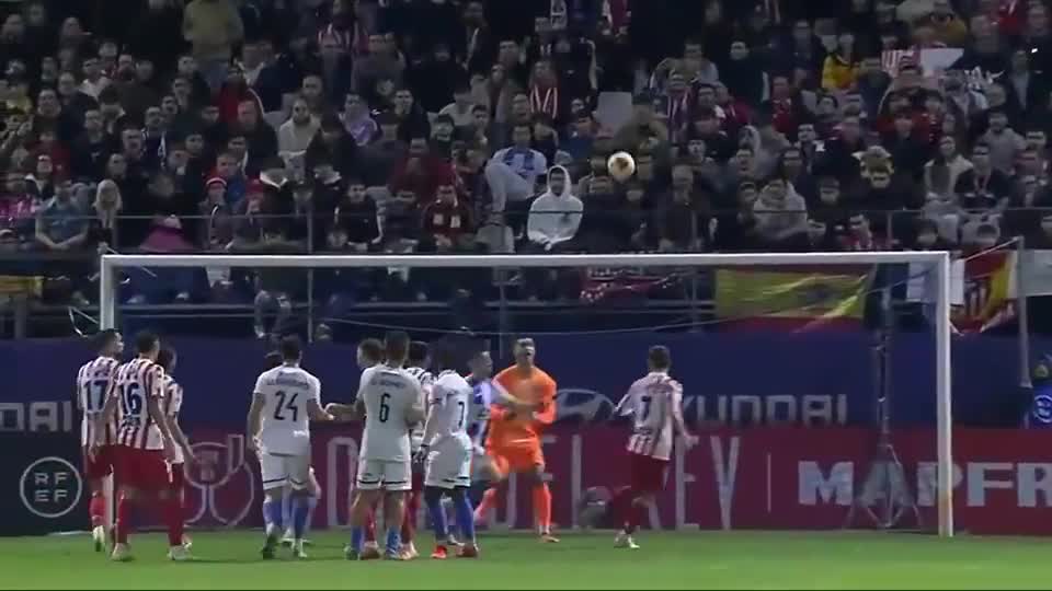 官方：英格兰名哨安东尼-泰勒将执法欧冠第4轮布鲁日vs巴萨