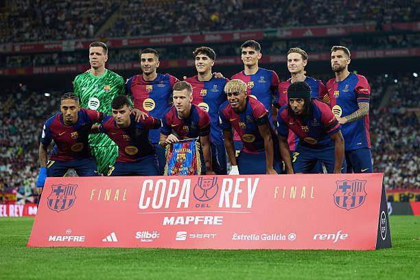 冠军捧杯时刻！这张合影里，有国乒三连冠的荣光，更有竞技体育的热血与温情！